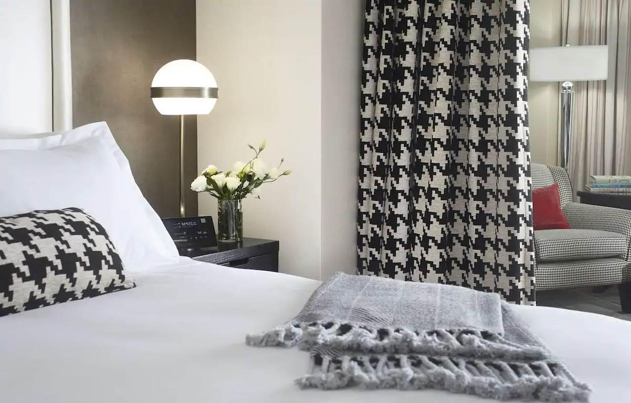 โรงแรมคอมมอนเวลท์ บอสตัน ภายนอก รูปภาพ A bedroom at the hotel
