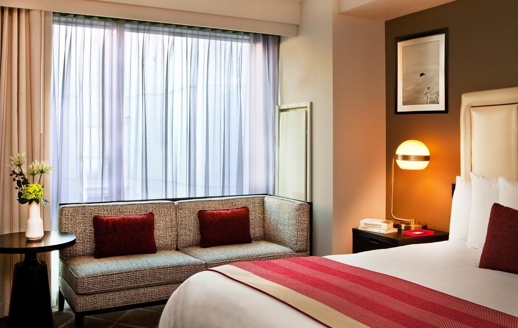 โรงแรมคอมมอนเวลท์ บอสตัน ภายนอก รูปภาพ A room at the hotel