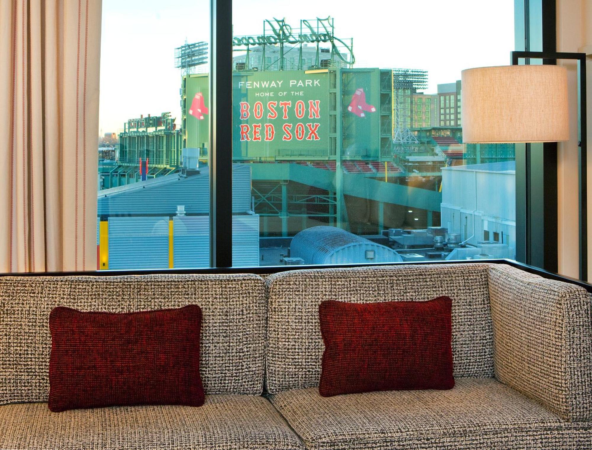 โรงแรมคอมมอนเวลท์ บอสตัน ภายนอก รูปภาพ View of Fenway Park from a guest room at the Hotel Commonwealth