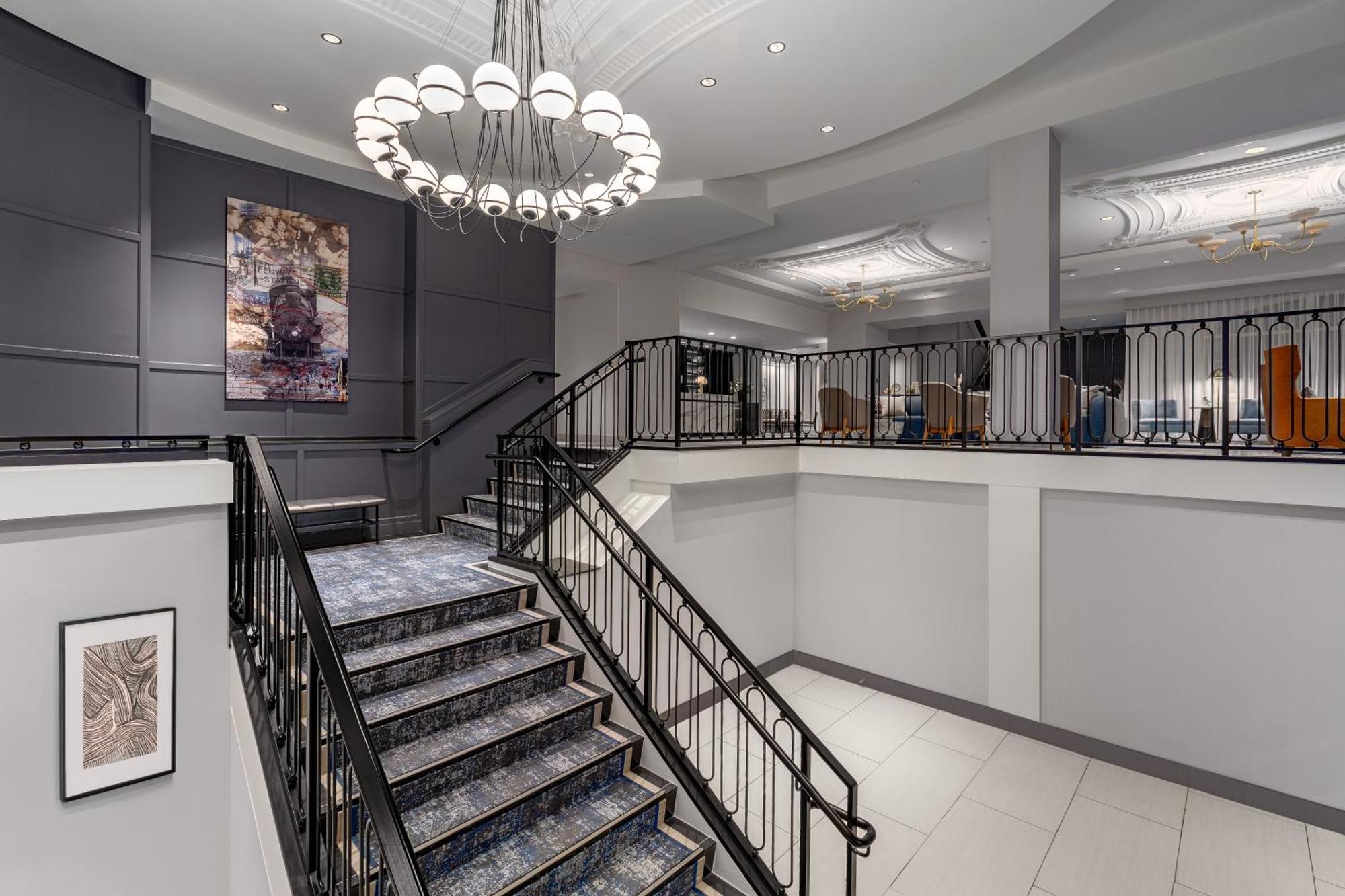 โรงแรมคอมมอนเวลท์ บอสตัน ภายนอก รูปภาพ The staircase at the entrance of the hotel