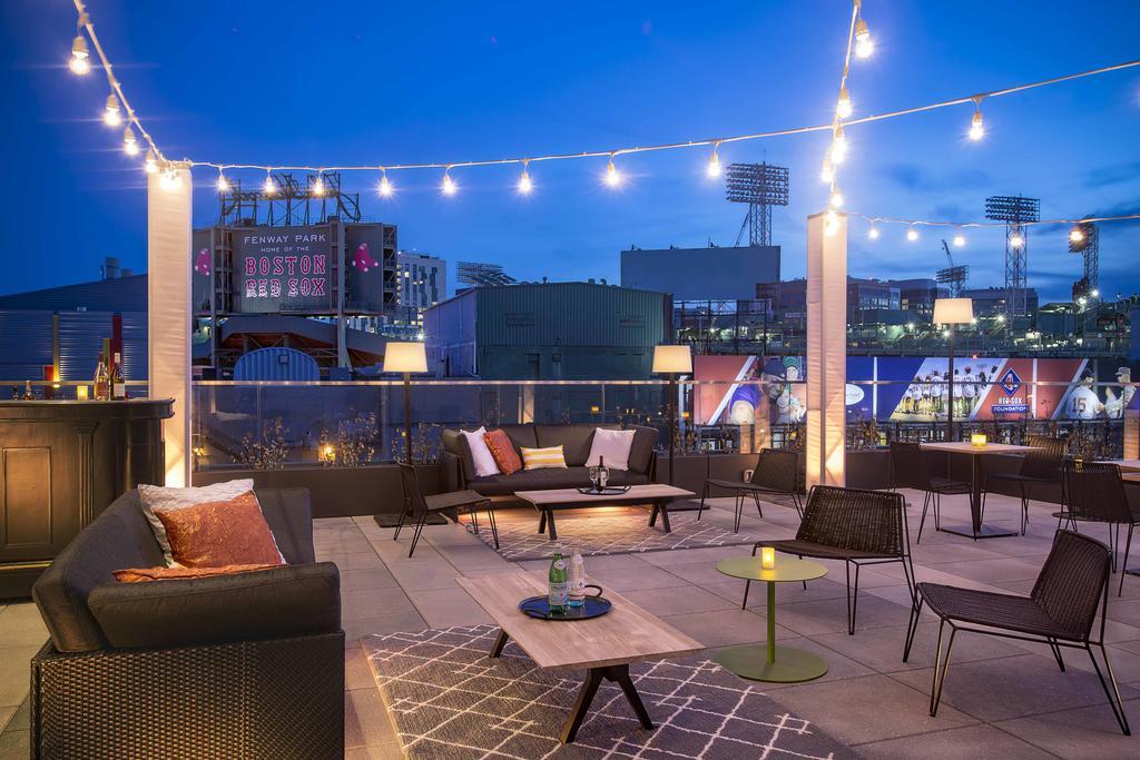 โรงแรมคอมมอนเวลท์ บอสตัน ภายนอก รูปภาพ The rooftop bar at the hotel