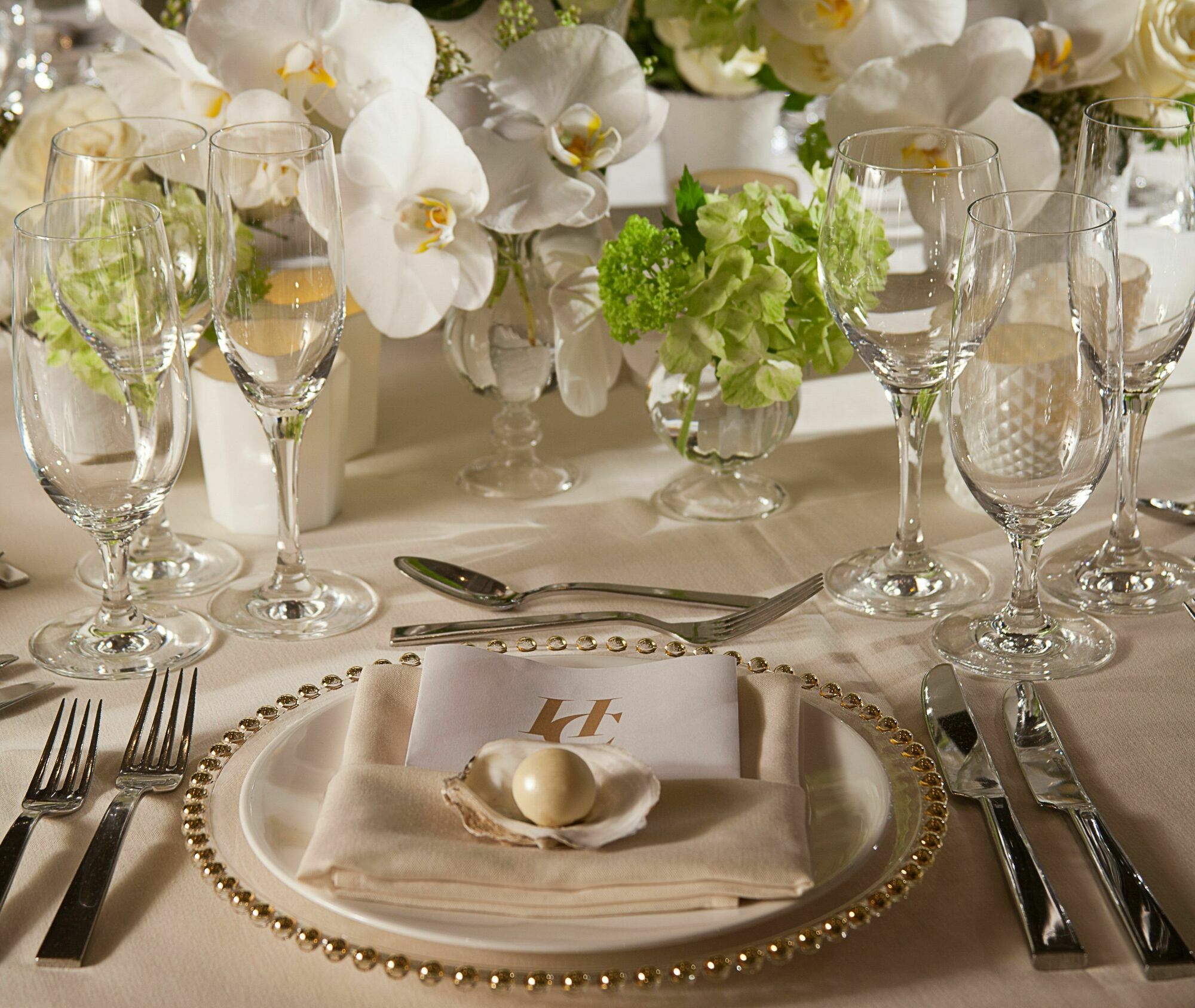 โรงแรมคอมมอนเวลท์ บอสตัน ภายนอก รูปภาพ Place setting with a place card