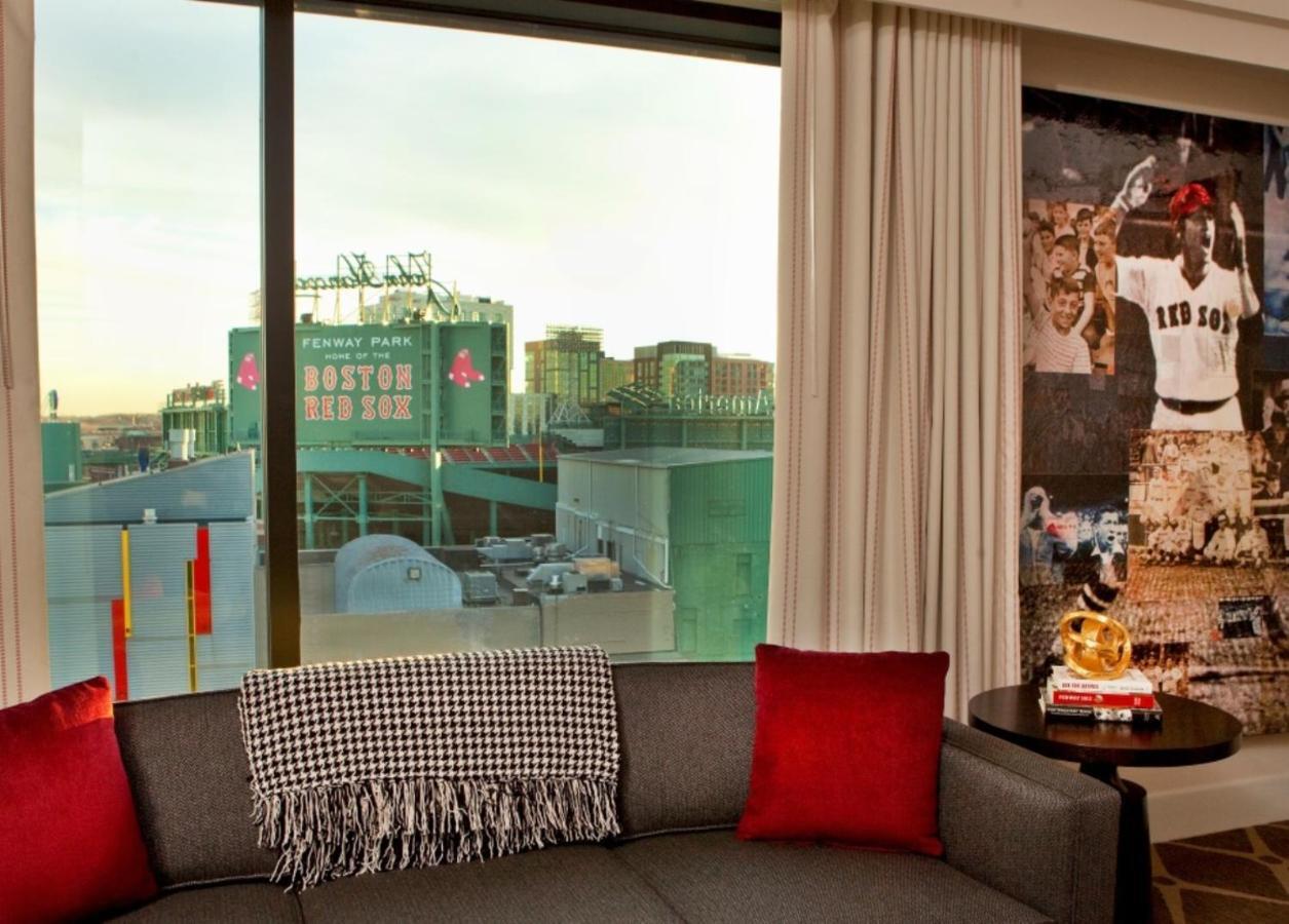 โรงแรมคอมมอนเวลท์ บอสตัน ภายนอก รูปภาพ A view of Fenway Park from a room at the Hotel Commonwealth
