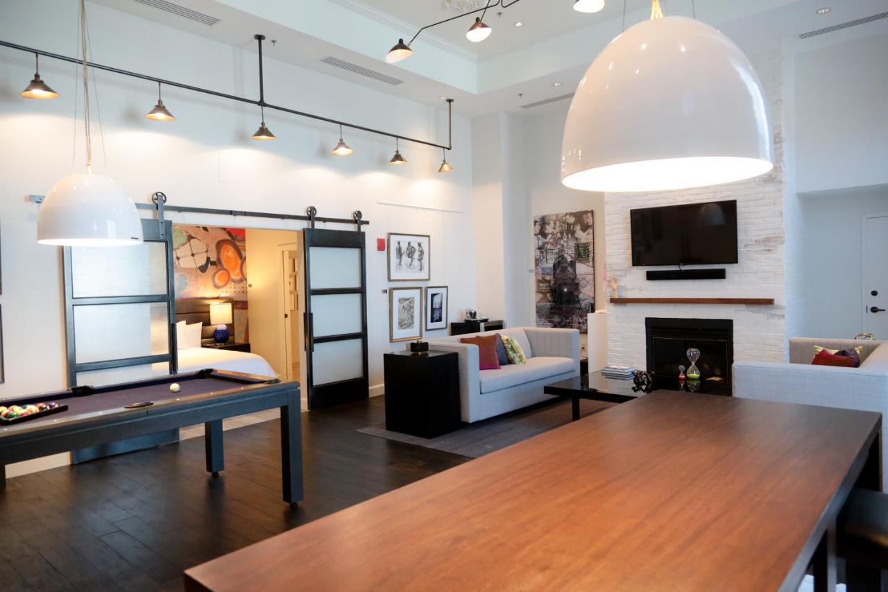 โรงแรมคอมมอนเวลท์ บอสตัน ภายนอก รูปภาพ A living room in a loft apartment