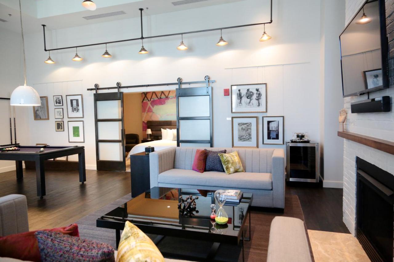 โรงแรมคอมมอนเวลท์ บอสตัน ภายนอก รูปภาพ A living room with a sliding barn door